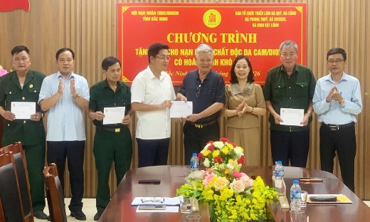 Tặng 40 suất quà cho nạn nhân chất độc da cam hoàn cảnh khó khăn